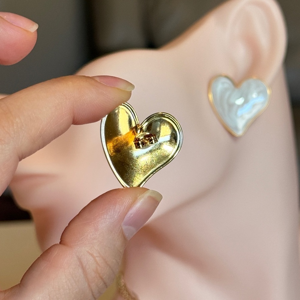 ⚜️ Elegant Heart-Shaped White Earrings - Picture 5 of 10